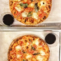 3/24/2013にTim M.がDeSano Pizza Bakeryで撮った写真