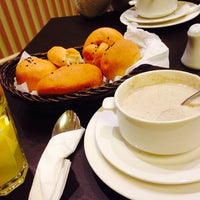 Das Foto wurde bei Munch Cafe &amp;amp; Restaurant von Harir M. am 1/21/2014 aufgenommen