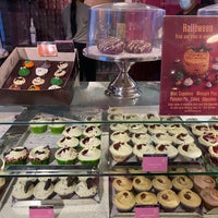 Photo taken at The Hummingbird Bakery by M T. on 10/9/2021