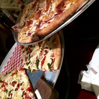 12/29/2014 tarihinde Mary S.ziyaretçi tarafından Turnpike Pizza'de çekilen fotoğraf