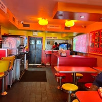 Снимок сделан в Lucky&amp;#39;s Famous Burgers пользователем David 8/12/2022