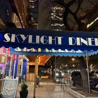 1/16/2024 tarihinde Davidziyaretçi tarafından Skylight Diner'de çekilen fotoğraf