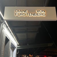 รูปภาพถ่ายที่ Diane Von Furstenberg โดย David เมื่อ 10/5/2023
