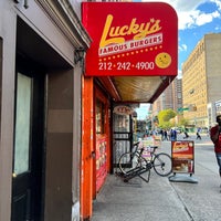 Foto tirada no(a) Lucky&amp;#39;s Famous Burgers por David em 8/12/2022