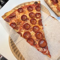 3/21/2023 tarihinde Adam G.ziyaretçi tarafından Williamsburg Pizza'de çekilen fotoğraf