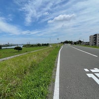 Photo taken at 江戸川土手（柴又公園前） by NoRI on 7/18/2022