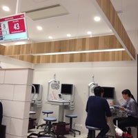 Jins 梅田のメガネ店