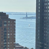 รูปภาพถ่ายที่ New York Marriott Downtown โดย Aud M. เมื่อ 10/26/2023