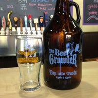 รูปภาพถ่ายที่ The Beer Growler โดย Sarah A. เมื่อ 11/8/2012