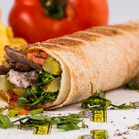 รูปภาพถ่ายที่ Abou Shawarma โดย Abou Shawarma เมื่อ 10/28/2014