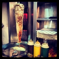 2/10/2014 tarihinde Abou Shawarmaziyaretçi tarafından Abou Shawarma'de çekilen fotoğraf