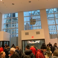Photo taken at Apple Fifth Avenue by Mona س. on 11/28/2018