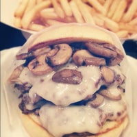 Foto scattata a Milk Burger da TJ D. il 12/8/2012