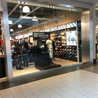 foot locker roosevelt field