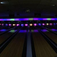 Foto scattata a Woodmere Lanes da Woodmere Lanes il 7/25/2015