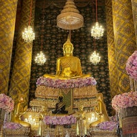 Photo taken at Wat Hong Rattanaram Ratchaworawihan by NxNxtt N. on 8/3/2022