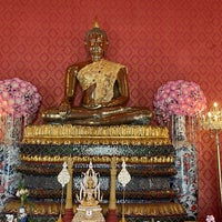 Photo taken at Wat Hong Rattanaram Ratchaworawihan by NxNxtt N. on 8/3/2022