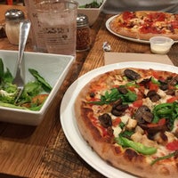รูปภาพถ่ายที่ Pizza Cucinova โดย Tina L. เมื่อ 2/15/2015