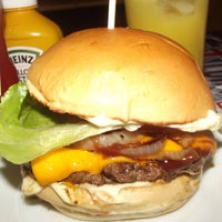 Foto tirada no(a) Fialho Steak Burger Hamburgueria por Fialho Steak Burger Hamburgueria em 2/6/2014