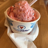 รูปภาพถ่ายที่ Sub Zero Nitrogen Ice Cream โดย Luxembourg M. เมื่อ 12/17/2016