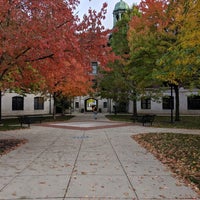 Foto diambil di University of Michigan Diag oleh Jenna N. pada 10/21/2020