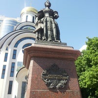 Photo taken at Памятник императрице Елизавете by Катерина Л. on 5/17/2014
