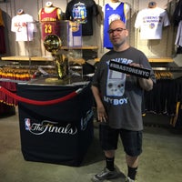รูปภาพถ่ายที่ NBA Store โดย Byron K. เมื่อ 6/8/2015