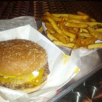 2/15/2013 tarihinde Brandon H.ziyaretçi tarafından Burger Zone'de çekilen fotoğraf