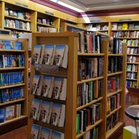 Photo taken at Barbara&amp;#39;s Bookstore by Alice K. on 3/13/2020