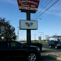 4/22/2017 tarihinde Alice K.ziyaretçi tarafından Sweetwater&amp;#39;s Donut Mill'de çekilen fotoğraf