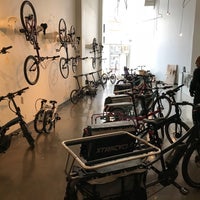 Foto tirada no(a) Warm Planet Bikes por C.Y. L. em 10/18/2017