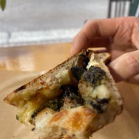 Foto tirada no(a) Post Alley Pizza por C.Y. L. em 4/20/2022