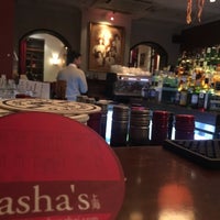 รูปภาพถ่ายที่ Sasha&amp;#39;s Restaurant and Bar โดย Ramses S. เมื่อ 10/25/2017
