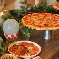 รูปภาพถ่ายที่ Marye&amp;#39;s Gourmet Pizza Pub โดย Marye&amp;#39;s Gourmet Pizza Pub เมื่อ 12/16/2013