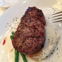 Снимок сделан в Sullivan&amp;#39;s Steakhouse пользователем MJ W. 4/17/2013