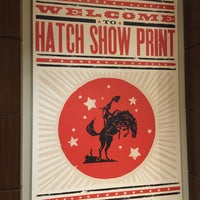 รูปภาพถ่ายที่ Hatch Show Print โดย Cade P. เมื่อ 11/25/2015