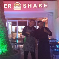 Foto diambil di Burger Shake oleh Emmanuel R. pada 12/21/2013