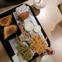 Photo taken at The Habit Burger Grill by Egman on 10/11/2018
