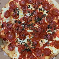 5/12/2019 tarihinde Erika S.ziyaretçi tarafından Michael Angelo&amp;#39;s Pizza'de çekilen fotoğraf