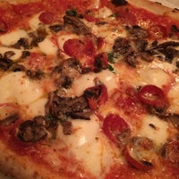 Foto diambil di 800 Degrees Neapolitan Pizzeria oleh marissa pada 9/19/2016