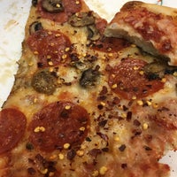 Foto scattata a Slices Pizza da Mike il 9/25/2016