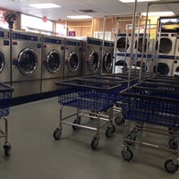 5/19/2014 tarihinde James B.ziyaretçi tarafından Golden Wash Laundromat'de çekilen fotoğraf