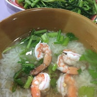 Photo taken at ข้าวต้มปลา ต้มยำหัวปลา by nun n. on 1/12/2016