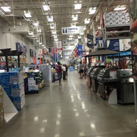 Photo taken at Lowe&amp;#39;s by ᴡ L. on 7/31/2016