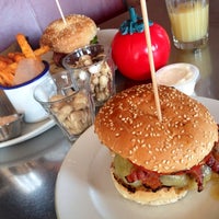 Photo taken at Gourmet Burger Kitchen by Chloé P. on 8/22/2014