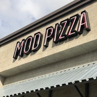 Foto scattata a Mod Pizza da Mark K. il 9/23/2018