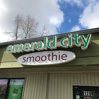 Foto scattata a Emerald City Smoothie - Redmond da Mark K. il 3/13/2019