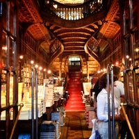 Das Foto wurde bei Livraria Lello von Igor S. am 10/9/2013 aufgenommen
