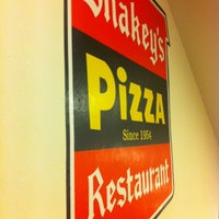 Photo taken at Shakey&amp;#39;s pizza by dyo s. on 7/4/2013