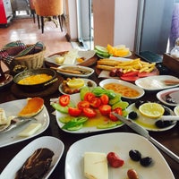 Das Foto wurde bei Mirliva Cafe Restaurant von Ayşe Ebru Y. am 1/9/2017 aufgenommen